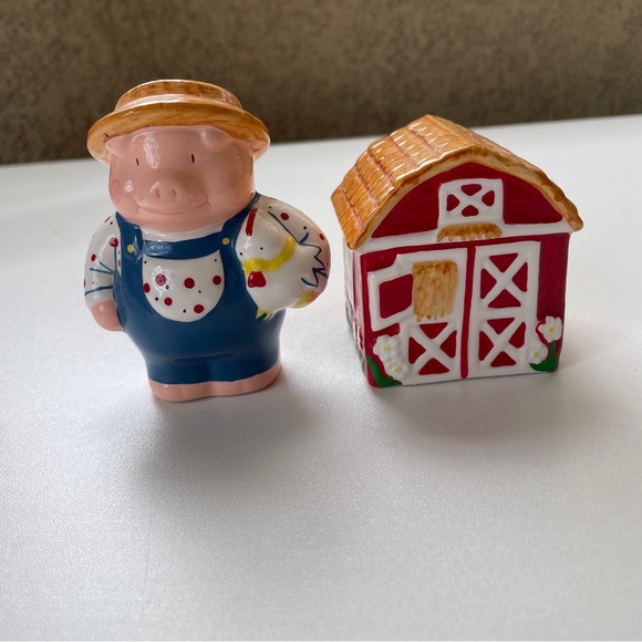 Farmer Pig & Barn Salt and Pepper Shaker - Picture 1 of 7